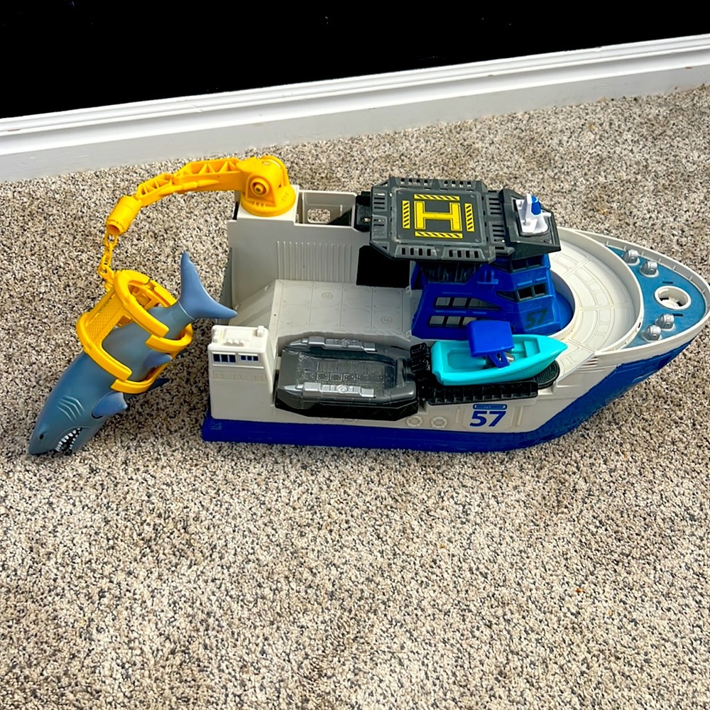 Matchbox Rig Shark Adventure - Picture 1 of 9